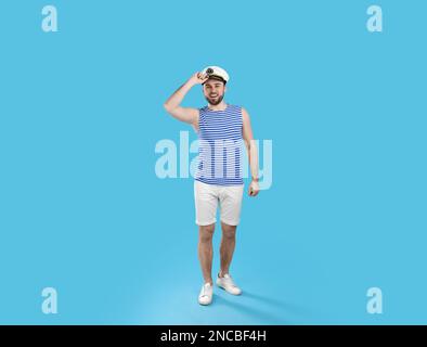 Porträt des Seemanns in voller Länge auf hellblauem Hintergrund Stockfoto