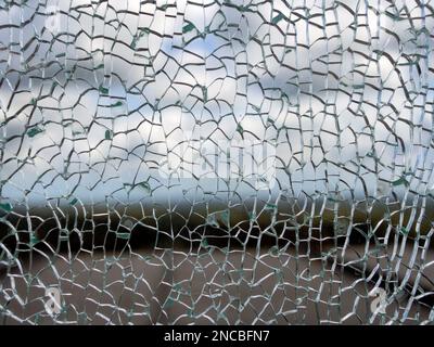 Nützliche Texturüberlagerung. Ein zerbrochenes Glas. Mit vielen scharfen Scherben. Nützliche Texturüberlagerung für den Hintergrund. Stockfoto