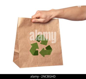 Mann mit Papiertüte und Recycling-Symbol auf weißem Hintergrund, Nahaufnahme Stockfoto