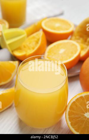 Frisch zubereiteter Saft, Orangen und Reibahle auf Holztisch Stockfoto