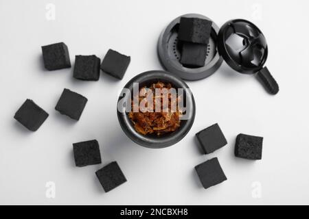 Hookah-Teile mit Tabak und Holzkohle auf weißem Hintergrund, Draufsicht Stockfoto