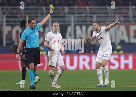 Mailand, Italien, 14. Februar 2023. Oliver Skipp aus Tottenham sieht zu, wie Teamkollege Eric Dier reagiert, während ihm der Schweizer Schiedsrichter Sandro Scharer während des UEFA Champions League-Spiels in Giuseppe Meazza, Mailand, eine gelbe Karte zeigt. Der Bildausdruck sollte lauten: Jonathan Moscrop/Sportimage Stockfoto