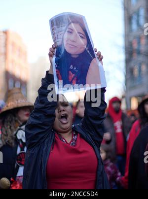 Vancouver, Kanada. 14. Februar 2023. Eine indigene Frau mit einem Foto nimmt am Women's Memorial March am 14. Februar 2023 in Vancouver, British Columbia, Kanada, Teil. Tausende von Menschen nahmen an dem marsch Teil, um den vermissten und ermordeten indigenen Frauen und Mädchen zu gedenken. Kredit: Liang Sen/Xinhua/Alamy Live News Stockfoto