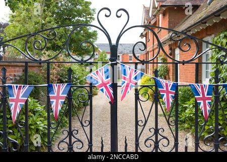 Union Jack (Unionsflagge) vor den eisernen Toren eines traditionellen Landhauses in Buckinghamshire, England, Vereinigtes Königreich Stockfoto