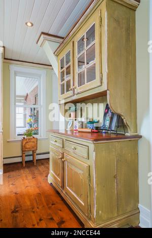 Altes gebeiztes antikes Pinienholzbuffet in der Küche mit Pinienholzdielen im alten viktorianischen Queen Anne-Revival-Haus aus dem Jahr 1900. Stockfoto