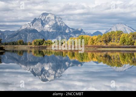 Mount Moran spiegelt sich in den ruhigen Gewässern des Oxbow Bend of the Snake River, Grand Teton National Park, Wyoming, USA, wider Stockfoto