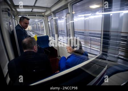 Washington, Vereinigte Staaten Von Amerika. 14. Februar 2023. US-Senatorin Dianne Feinstein (Demokrat von Kalifornien) fährt nach einer Abstimmung im US Capitol in Washington, DC, Dienstag, 14. Februar 2023 mit einem Zug in der U-Bahn des Senats. Kredit: Rod Lamkey/CNP/Sipa USA Kredit: SIPA USA/Alamy Live News Stockfoto