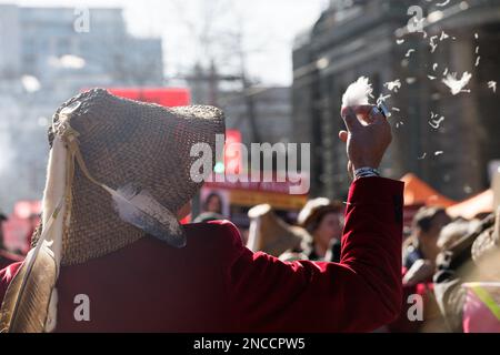 Vancouver, British Columbia, Kanada. 14. Februar 2023. Die Menschen versammeln sich in Vancouver, British Columbia, zum jährlichen Women's Memorial March, um das Leben vermisster und ermordeter Frauen zu ehren. (Kreditbild: © Ryan Walter Wagner/ZUMA Press Wire) NUR REDAKTIONELLE VERWENDUNG! Nicht für den kommerziellen GEBRAUCH! Stockfoto