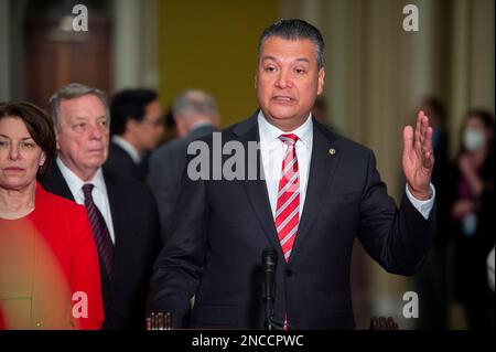 Washington, Vereinigte Staaten Von Amerika. 14. Februar 2023. US-Senator Alex Padilla (Demokrat von Kalifornien) spricht während der Pressekonferenz des Senats der Demokraten zum politischen Mittagessen im US Capitol in Washington, DC, Dienstag, 14. Februar 2023. Kredit: Rod Lamkey/CNP/Sipa USA Kredit: SIPA USA/Alamy Live News Stockfoto