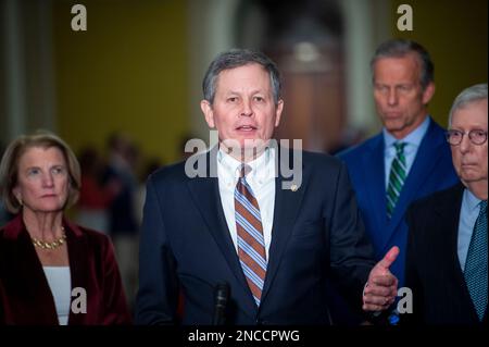 Washington, Vereinigte Staaten Von Amerika. 14. Februar 2023. Der US-Senator Steve Daines (Republikaner von Montana) hält während der Pressekonferenz zum politischen Mittagessen des Senats der Republikaner am Dienstag, den 14. Februar 2023, im US Capitol in Washington, DC, eine Rede. Kredit: Rod Lamkey/CNP/Sipa USA Kredit: SIPA USA/Alamy Live News Stockfoto