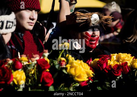 Vancouver, British Columbia, Kanada. 14. Februar 2023. Die Menschen versammeln sich in Vancouver, British Columbia, zum jährlichen Women's Memorial March, um das Leben vermisster und ermordeter Frauen zu ehren. (Kreditbild: © Ryan Walter Wagner/ZUMA Press Wire) NUR REDAKTIONELLE VERWENDUNG! Nicht für den kommerziellen GEBRAUCH! Stockfoto