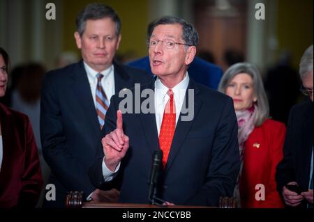 Washington, Vereinigte Staaten Von Amerika. 14. Februar 2023. Der US-Senator John Barrasso (Republikaner von Wyoming) hält während der Pressekonferenz zum politischen Mittagessen des Senats der Republikaner am Dienstag, den 14. Februar 2023, im US Capitol in Washington, DC, eine Rede. Kredit: Rod Lamkey/CNP/Sipa USA Kredit: SIPA USA/Alamy Live News Stockfoto