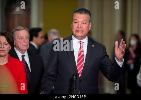 Washington, Vereinigte Staaten Von Amerika. 14. Februar 2023. US-Senator Alex Padilla (Demokrat von Kalifornien) spricht während der Pressekonferenz des Senats der Demokraten zum politischen Mittagessen im US Capitol in Washington, DC, Dienstag, 14. Februar 2023. Kredit: Rod Lamkey/CNP/Sipa USA Kredit: SIPA USA/Alamy Live News Stockfoto