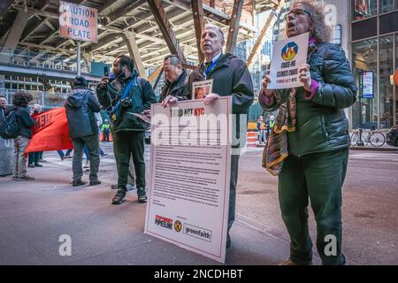 USA. 14. Februar 2023. Am Valentinstag übermittelte eine Koalition von Umweltgruppen unter Leitung von Third Act NYC, zusammen mit Verbündeten von XRNYC, Stop the Money Pipeline, Greenfaith, 350NYC, Rise and Resist und vielen anderen Organisationen einen Brief an JPMorgan Chase CEO Jamie Dimon, in dem sie die sofortige Einstellung aller neuen Investitionen in fossile Brennstoffe forderte. Und dass Chase seine Investitionen auf erneuerbare Energiequellen umlenkt. Das wäre ein wahrer Valentinstag für den Planeten und seine Kinder. (Foto: Erik McGregor/Sipa USA) Guthaben: SIPA USA/Alamy Live News Stockfoto