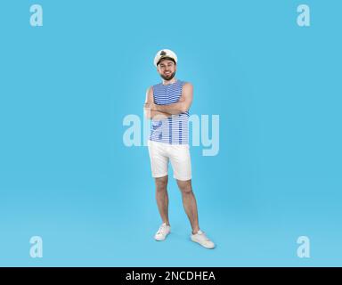 Porträt des Seemanns in voller Länge auf hellblauem Hintergrund Stockfoto