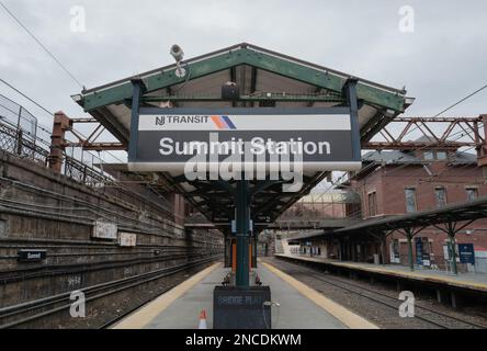 GIPFELTREFFEN, N.J. – 14. Januar 2023: Ein Bahnsteig ist an der New Jersey Transit's Summit Station zu sehen. Stockfoto