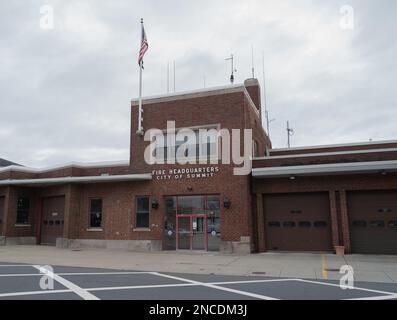 GIPFELTREFFEN, N.J. – 14. Januar 2023: Das Hauptquartier der City of Summit Fire Department ist in der Broad Street in Summit, New Jersey zu sehen. Stockfoto