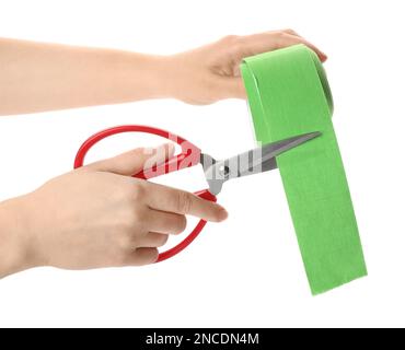 Frau schneidet helles Kinesio-Band auf weißem Hintergrund, Nahaufnahme Stockfoto