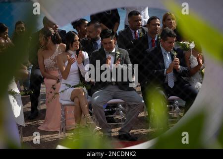 Caracas, Venezuela. 14. Februar 2023. Paare und Gäste nehmen an einer gemeinsamen Hochzeitszeremonie Teil, die von der Gemeinde Chacao im Rahmen der Valentinstagsfeiern auf der Plaza Francia organisiert wird. Hunderte Venezuelaner feierten den Valentinstag mit einer gemeinsamen Hochzeit auf der Plaza Altamira im Osten von Caracas, wo zehn Paare vor etwa 300 Betreuern heirateten. Kredit: Pedro Rances Mattey/dpa/Alamy Live News Stockfoto