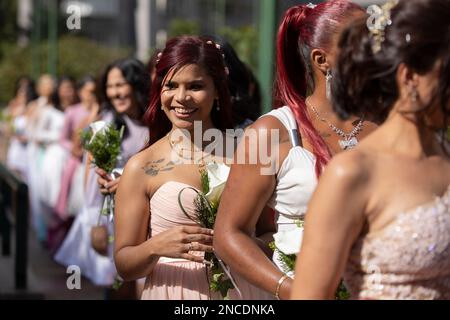 Caracas, Venezuela. 14. Februar 2023. Paare und Gäste nehmen an einer gemeinsamen Hochzeitszeremonie Teil, die von der Gemeinde Chacao im Rahmen der Valentinstagsfeiern auf der Plaza Francia organisiert wird. Hunderte Venezuelaner feierten den Valentinstag mit einer gemeinsamen Hochzeit auf der Plaza Altamira im Osten von Caracas, wo zehn Paare vor etwa 300 Betreuern heirateten. Kredit: Pedro Rances Mattey/dpa/Alamy Live News Stockfoto