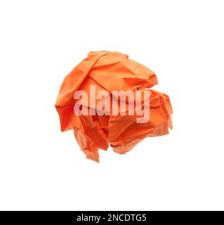 Zerknittertes Blatt orangefarbenes Papier, isoliert auf weißem Untergrund, Draufsicht Stockfoto