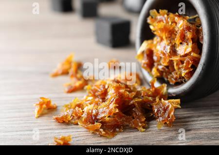 Tonschüssel Hookah mit aromatischem Tabak auf Holztisch, Nahaufnahme Stockfoto