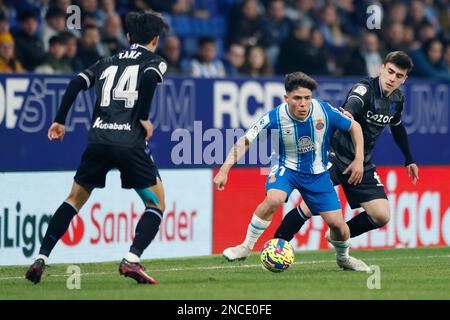 Cornella Llobregat, Spanien. Guthaben: D. 13. Februar 2023. Takefusa Kubo (Sociedad), Nico Melamed (Espanyol) Fußball/Fußball: Spanisches Spiel „La Liga Santander“ zwischen RCD Espanyol 2-3 Real Sociedad im RCDE-Stadion in Cornella Llobregat, Spanien. Kredit: D .Nakashima/AFLO/Alamy Live News Stockfoto