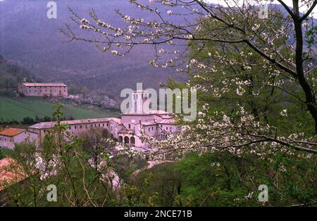 Fonte Avellana oder die ehrwürdige Eremitage des Heiligen Kreuzes. Stockfoto