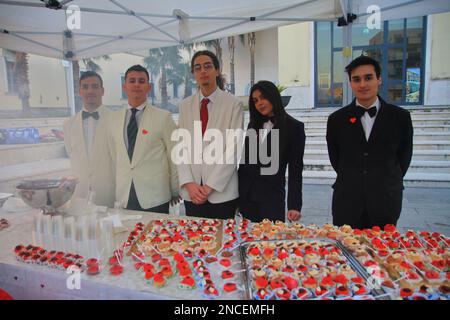 Pagani, Salerno, Italien. 14. Februar 2023. Die Studenten des IPSSEOA Pittoni di Pagani (Institut für Hoteldienstleistungen) haben am Valentinstag auf dem Platz denjenigen, die einen Geschmack von kleinen Gebäckstücken, die der Liebe gewidmet sind, zusammen mit liebevollen Cocktails angeboten. Eine Möglichkeit, Liebe auch durch Essen und Trinken auszudrücken. Alle sind rot. Mit der Anwesenheit des Bürgermeisters AVV. Raffaele Maria De Prisco wird vom Schuldirektor begrüßt. (Kreditbild: © Pasquale Senatore/Pacific Press via ZUMA Press Wire) NUR REDAKTIONELLE VERWENDUNG! Nicht für den kommerziellen GEBRAUCH! Stockfoto