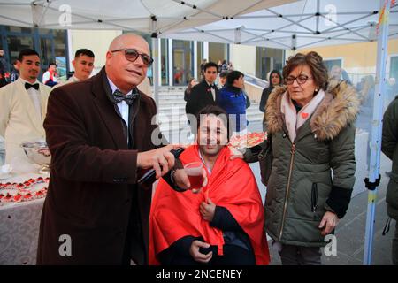 Pagani, Salerno, Italien. 14. Februar 2023. Die Studenten des IPSSEOA Pittoni di Pagani (Institut für Hoteldienstleistungen) haben am Valentinstag auf dem Platz denjenigen, die einen Geschmack von kleinen Gebäckstücken, die der Liebe gewidmet sind, zusammen mit liebevollen Cocktails angeboten. Eine Möglichkeit, Liebe auch durch Essen und Trinken auszudrücken. Alle sind rot. Mit der Anwesenheit des Bürgermeisters AVV. Raffaele Maria De Prisco wird vom Schuldirektor begrüßt. (Kreditbild: © Pasquale Senatore/Pacific Press via ZUMA Press Wire) NUR REDAKTIONELLE VERWENDUNG! Nicht für den kommerziellen GEBRAUCH! Stockfoto