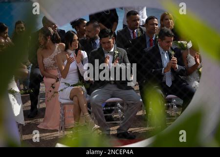 Caracas, Venezuela. 14. Februar 2023. Paare und Gäste nehmen an einer gemeinsamen Hochzeitszeremonie Teil, die von der Gemeinde Chacao im Rahmen der Valentinstagsfeiern auf der Plaza Francia organisiert wird. Hunderte Venezuelaner feierten den Valentinstag mit einer gemeinsamen Hochzeit auf der Plaza Altamira im Osten von Caracas, wo 24 Paare vor etwa 300 Betreuern heirateten. Kredit: Pedro Rances Mattey/dpa/Alamy Live News Stockfoto