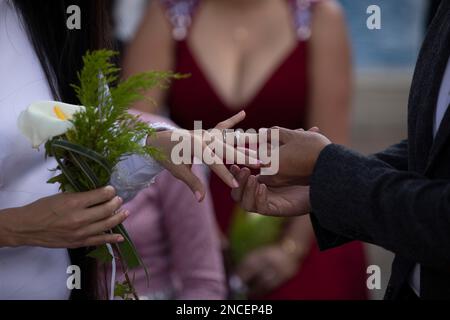 Caracas, Venezuela. 14. Februar 2023. Paare und Gäste nehmen an einer gemeinsamen Hochzeitszeremonie Teil, die von der Gemeinde Chacao im Rahmen der Valentinstagsfeiern auf der Plaza Francia organisiert wird. Hunderte Venezuelaner feierten den Valentinstag mit einer gemeinsamen Hochzeit auf der Plaza Altamira im Osten von Caracas, wo 24 Paare vor etwa 300 Betreuern heirateten. Kredit: Pedro Rances Mattey/dpa/Alamy Live News Stockfoto