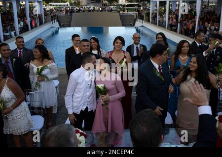 Caracas, Venezuela. 14. Februar 2023. Paare und Gäste nehmen an einer gemeinsamen Hochzeitszeremonie Teil, die von der Gemeinde Chacao im Rahmen der Valentinstagsfeiern auf der Plaza Francia organisiert wird. Hunderte Venezuelaner feierten den Valentinstag mit einer gemeinsamen Hochzeit auf der Plaza Altamira im Osten von Caracas, wo 24 Paare vor etwa 300 Betreuern heirateten. Kredit: Pedro Rances Mattey/dpa/Alamy Live News Stockfoto