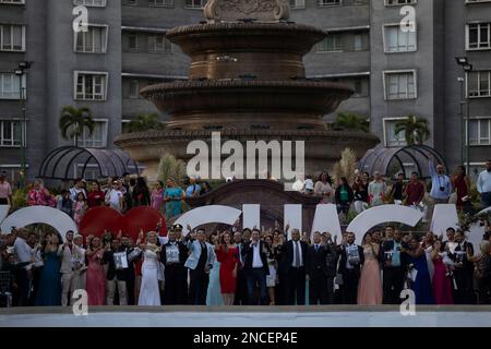 Caracas, Venezuela. 14. Februar 2023. Paare und Gäste nehmen an einer gemeinsamen Hochzeitszeremonie Teil, die von der Gemeinde Chacao im Rahmen der Valentinstagsfeiern auf der Plaza Francia organisiert wird. Hunderte Venezuelaner feierten den Valentinstag mit einer gemeinsamen Hochzeit auf der Plaza Altamira im Osten von Caracas, wo 24 Paare vor etwa 300 Betreuern heirateten. Kredit: Pedro Rances Mattey/dpa/Alamy Live News Stockfoto