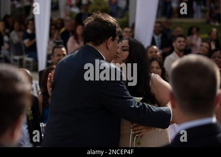 Caracas, Venezuela. 14. Februar 2023. Paare und Gäste nehmen an einer gemeinsamen Hochzeitszeremonie Teil, die von der Gemeinde Chacao im Rahmen der Valentinstagsfeiern auf der Plaza Francia organisiert wird. Hunderte Venezuelaner feierten den Valentinstag mit einer gemeinsamen Hochzeit auf der Plaza Altamira im Osten von Caracas, wo 24 Paare vor etwa 300 Betreuern heirateten. Kredit: Pedro Rances Mattey/dpa/Alamy Live News Stockfoto