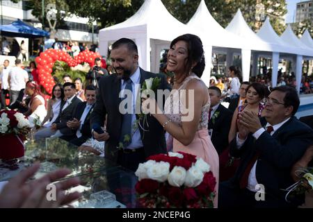 Caracas, Venezuela. 14. Februar 2023. Paare und Gäste nehmen an einer gemeinsamen Hochzeitszeremonie Teil, die von der Gemeinde Chacao im Rahmen der Valentinstagsfeiern auf der Plaza Francia organisiert wird. Hunderte Venezuelaner feierten den Valentinstag mit einer gemeinsamen Hochzeit auf der Plaza Altamira im Osten von Caracas, wo 24 Paare vor etwa 300 Betreuern heirateten. Kredit: Pedro Rances Mattey/dpa/Alamy Live News Stockfoto