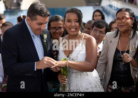 Caracas, Venezuela. 14. Februar 2023. Paare und Gäste nehmen an einer gemeinsamen Hochzeitszeremonie Teil, die von der Gemeinde Chacao im Rahmen der Valentinstagsfeiern auf der Plaza Francia organisiert wird. Hunderte Venezuelaner feierten den Valentinstag mit einer gemeinsamen Hochzeit auf der Plaza Altamira im Osten von Caracas, wo 24 Paare vor etwa 300 Betreuern heirateten. Kredit: Pedro Rances Mattey/dpa/Alamy Live News Stockfoto