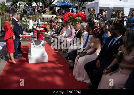 Caracas, Venezuela. 14. Februar 2023. Paare und Gäste nehmen an einer gemeinsamen Hochzeitszeremonie Teil, die von der Gemeinde Chacao im Rahmen der Valentinstagsfeiern auf der Plaza Francia organisiert wird. Hunderte Venezuelaner feierten den Valentinstag mit einer gemeinsamen Hochzeit auf der Plaza Altamira im Osten von Caracas, wo 24 Paare vor etwa 300 Betreuern heirateten. Kredit: Pedro Rances Mattey/dpa/Alamy Live News Stockfoto