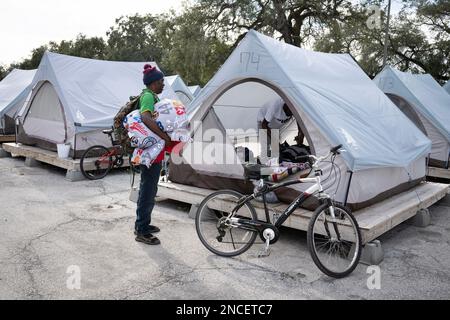 Tampa, Florida, USA. 30. Dezember 2022. Die Bewohner plaudern im Tampa Hope Shelter. Das Obdachlosenheim heißt einfach „Tampa Hope“ und wird in der Obdachlosengemeinde als „Zeltstadt“ bezeichnet. "Unsere Aufgabe ist es, chronisch obdachlose Menschen zu entführen, ihre Bedürfnisse einzuschätzen, ihnen die Ressourcen und Instrumente zur Verfügung zu stellen, die sie benötigen, um ein Einkommen zu erwirtschaften und sich selbst zu versorgen, Und sie an dauerhafte Wohnungen zu verweisen, erklärt Lou Ricardo, Direktor der Spenderbeziehung bei der katholischen Wohltätigkeitsdiözese von St. Petersburg, die gemeinnützige Organisation, die den Schutzraum betreibt. (Kreditbild: © Robin Rayne/ZUMA Press Wire) ED Stockfoto