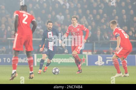 Paris, Frankreich. 14. Februar 2023. Lionel Messi von Paris Saint-Germain (2. l) tritt am 14. Februar 2023 im Parc des Princes Stadion in Paris in der ersten Etappe der UEFA Champions League-Runde 16 zwischen Paris Saint-Germain (PSG) und dem FC Bayern München an. Kredit: Gao Jing/Xinhua/Alamy Live News Stockfoto