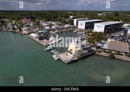 Luftansicht Marina und Leuchtturm mit Tiki-Hütte, Bootsaufbewahrung. Englewood Florida USA. Stockfoto