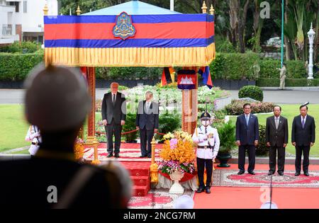 Phnom Penh, Kambodscha. 15. Februar 2023. Der deutsche Präsident Frank-Walter Steinmeier (l) wird vom amtierenden Staatschef und Präsidenten des kambodschanischen Senats, Say Chhum (2. von links), im Hauptquartier des Senats mit militärischen Ehren begrüßt. Neben dem Podium befinden sich (l-r) Sar Kheng, Innenminister, Tea Banh, Verteidigungsminister, und Prak Sokhonn, Außenminister. Präsident Steinmeier und seine Frau besuchen die Länder Kambodscha und Malaysia während einer fünftägigen Reise nach Südostasien. Kredit: Bernd von Jutrczenka/dpa/Alamy Live News Stockfoto