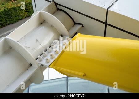 Schwenkverbindung aus Stahl für Rahmendach oder -Wand. Konstruktionselement innen Stockfoto