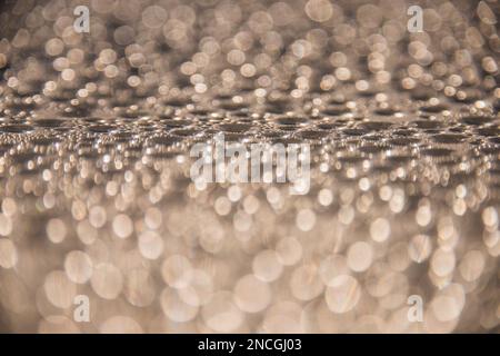 Wassertropfen auf einer Glasoberfläche für Hintergrund, Wandbild oder mehr. Stockfoto