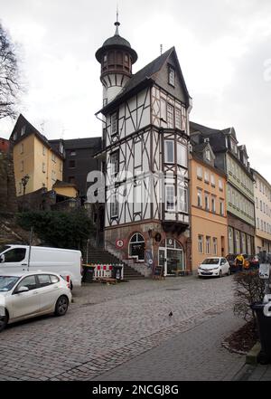 Mehrstöckiges, holzumrahmtes altes Haus mit einem Turm im Herzen der Altstadt, Hauser Gasse 20, Wetzlar, Deutschland Stockfoto