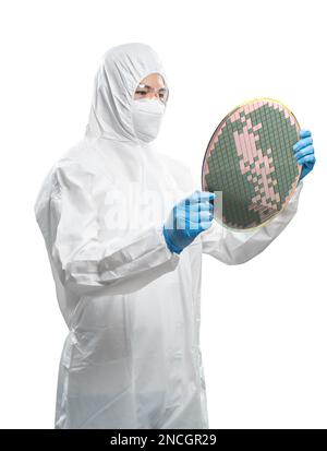 Arbeiter oder Ingenieur trägt medizinischen Schutzanzug oder weißen Overall mit Silikonwafer isoliert auf weiß Stockfoto