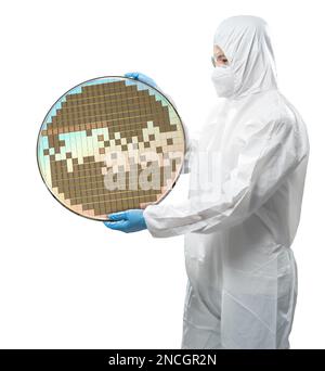 Arbeiter oder Ingenieur trägt medizinischen Schutzanzug oder weißen Overall mit Silikonwafer isoliert auf weiß Stockfoto