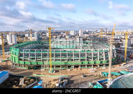 MINSK, BELARUS - 13. NOVEMBER 2022: Luftaufnahme der Baustelle des neuen Fußballstadions. Stockfoto