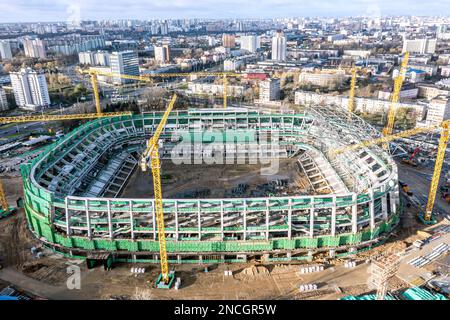 MINSK, BELARUS - 13. NOVEMBER 2022: Baustelle des neuen Fußballstadions. Luftaufnahme. Stockfoto