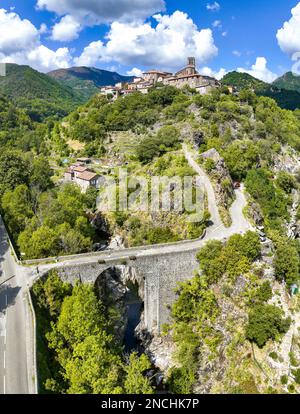 Blick aus der Vogelperspektive auf das Dorf Antraigues sur Volane in Ardeche, Südfrankreich Stockfoto